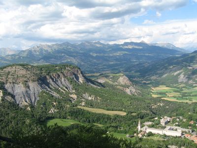 Vue sur Notre-Dame du Laus Vue sur Notre-Dame du Laus